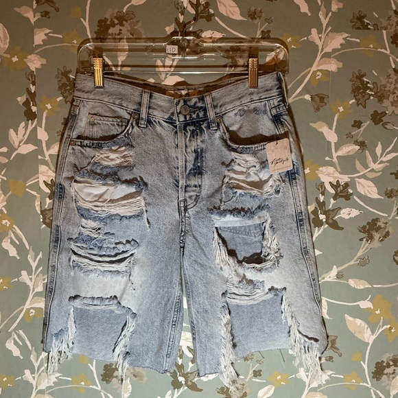 NWT Free People Distressed Jean shorts Size 24 - Picture 3 of 6